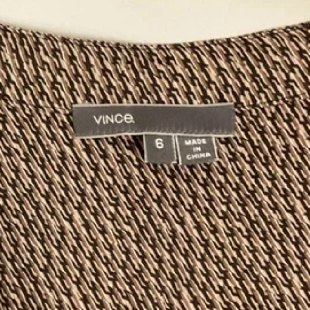 VINCE Silk Popover Long Sleeve Tab Blouse Top Tan Brown Black Pattern Size 6 - Picture 4 of 6